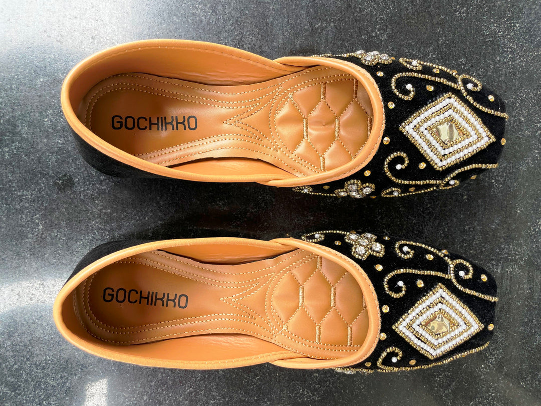 GOCHIKKO Black Embellished Juttis(Burfi)